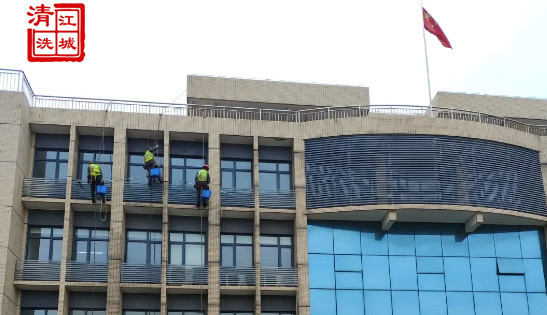 江陵寶蓮港務(wù)外墻清洗現(xiàn)場